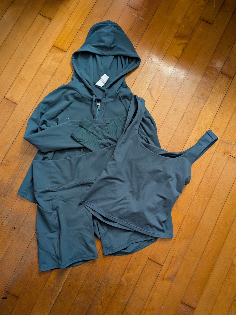 Fabletics 3-Piece Set - Picture 5 of 11